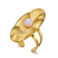 Elegante anello in oro regolabile in stile vintage con texture ondulata e perla rosa centrale - Stile Base con Motivo a Onde e Intarsio in Perla Artificiale Rosa (020)