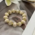 Eleganter Urlaubsstil unregelmäßiges cremefarbenes Perlenarmband mit goldenen Metallelementen - Unregelmäßiger Perlenstil (823) / 13 Stück (10mm) / Marmorweiß