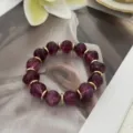Elegantes Armband mit unregelmäßigen lila Steinperlen und goldenen Akzenten für Urlaub - Unregelmäßiger Perlenstil (823) / 13 Stück (10mm) / Rosenviolett
