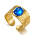 Anello dorato vintage regolabile con grande pietra blu ovale e trama a raggi di sole - Stile Fascia Larga con Motivo Radiale e Pietra Blu (024)
