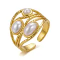 Elegante anello aperto martellato dorato vintage con tre raffinate perle bianche - Stile Martellato con Tre Perle Artificiali (026)