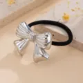 Dettaglio di un elastico per capelli con fiocco in metallo argento lucido e liscio - Elastico per Capelli Fiocco a Righe (820571) / Argento