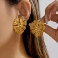 Dettaglio di orecchini vintage a foglia di monstera in acciaio inossidabile dorato. - Stile Foglia di Monstera (A795-1)