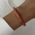 Dettaglio di un bracciale rigido rétro in smalto corallo con decori floreali dorati - Stile Foglia Intagliata Rosso Corallo (2)