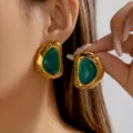 Orecchini vintage in acciaio inossidabile dorato con grandi pietre verdi sul modello - Anello con Pietra Verde (A795-4)