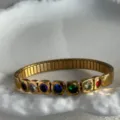Bracciale elastico dorato con sette gemme multicolori in un raffinato stile di gioielleria. - Multicolor Rhinestone Elastic Bracelet (A852)