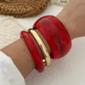 Κομψό σετ βραχιόλια από κόκκινη ρητίνη και χρυσό μέταλλο σε vintage στυλ για γυναίκες - Σετ 3 τεμαχίων με στρώσεις / Κόκκινο