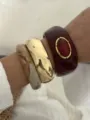Nahaufnahme der Retro-Harzarmbänder mit Marmormuster und rotem Steininlay im Vintage-Stil - Kollektion 2 (Weinrot + Gold + Marmormuster)