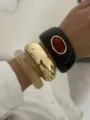 Set aus Vintage-Resin- und goldfarbenen Armreifen mit rotem Stein-Inlay am Handgelenk. - Kollektion 3 (Schwarz + Gold + Bernstein)
