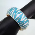 Elegante bracciale rigido in smalto con motivo zebrato blu e bianco per donna - Motivo Zebra Blu e Bianco