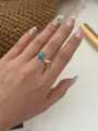Detailansicht eines Meeresstern- und Muschelrings in Goldoptik getragen an der Hand - Blauer Seestern Ring (A281) / Gold