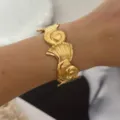 Elegante bracciale rigido dorato largo con dettagliati elementi di conchiglie marine - Stile Nautilus / Oro