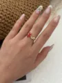Detailansicht eines vergoldeten Rings mit Seestern und Muschel, rotem Emaille und Kristallen. - Roter Seestern Ring (A281) / Gold