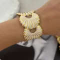 Bracciale rigido aperto dorato con elementi marini e raffinato design in smalto bianco - Stile Capasanta Bianco / Bianco