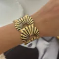 Eleganter vergoldeter breiter Armreif mit schwarzem Emaille Muschel Muster Design - Schwarze Jakobsmuschel-Stil