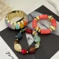 Set di bracciali in resina colorata stile boho con accenti dorati ed elastico - Set Rosso Arancio