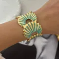 Eleganter türkisemaillierter Muschel-Armreif vergoldet und breit für Damen im Urlaub - Blaue Jakobsmuschel-Stil