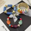 Set di tre bracciali in pietra color macaron con accenti dorati e perline colorate. - Completo Blu Scuro