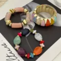 Elegante set di braccialetti di perline colorate macaron con un ampio bracciale dorato - Set di Gioielli Rosa