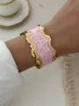 Elegante bracciale rigido aperto placcato oro con motivo a spirale in smalto rosa - Bracciale Rigido Onda Smalto Rosa Bordo Oro