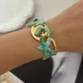 Teelgrüner Emaille-Armreif mit Meeresmotiven wie Seestern und goldener Mondsichel - Seestern Grün-Stil