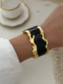 Bracciale rigido largo in smalto nero e placcato oro con eleganti bordi ondulati - Bracciale Rigido Onda Smalto Nero Bordo Oro