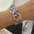 Emailliertes Manschettenarmband mit Meeresmotiven, lila Seestern und goldenen Anhängern - Seestern Violett-Stil