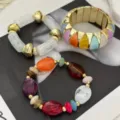 Handgemaakte driedelige set met gekleurde stenen, harskralen en goudkleurige armbanden - IJskristal Wit Set