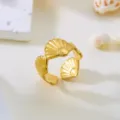 Makroansicht eines vergoldeten Edelstahlrings mit Muscheldesign und verstellbarem Band - Jakobsmuschel (418) / Gold