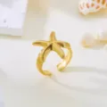 Primo piano di un anello a stella marina in acciaio inossidabile dorato con texture - Connected Starfish (418) / Oro