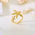 Nahaufnahme eines vergoldeten Edelstahlrings mit doppeltem Seestern-Design und Textur - 2 Starfish (418) / Gold