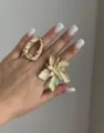 Gros plan montrant la texture détaillée d'une bague fleur en or et d'un anneau martelé. - Bague Fleur 3D (0781) / Or