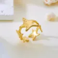 Nahaufnahme der fein vergoldeten Textur dieses Seesternrings aus Edelstahl - 5 Smooth Starfish (418) / Gold