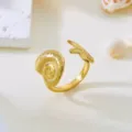 Detail eines vergoldeten Edelstahlrings mit Seestern- und Muscheldesign im Freien - Conch (418) / Gold