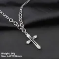 Detailansicht eines silbernen Edelstahl-Kreuzanhängers für Herren mit Panzerkette - Öltropfender Massiver Kreuzstil / 60cm NK-Kette / Silberschwarz