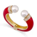 Eleganter roter Emaille-Armreif mit Perlen und Kristallakzenten in Gold für Damen - Rot Emaille Gold Mit Perle