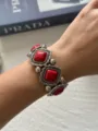 Vintage bohemien western armband met rode stenen en zilveren kralen op de pols - A688 / Rode turkoois