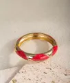 Massiver vergoldeter Armreif aus Legierung mit auffälligem rotem Emaille-Muster - Rot Gold Geometrisches Muster (4583)
