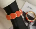 Stilvoller orangefarbener Emaille-Armreif in Herzform mit polierter Goldlegierung - Oranges Herz