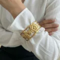 Bracciale a polsino aperto largo in acciaio inossidabile con design a foglia d'oro - Stile Ape Fiore (0121)