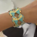 Eleganter vergoldeter breiter Emaille-Armreif mit hellblauen Schleifen-Designs für Damen - Blauer Schleifenstil