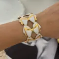 Eleganter weißer Emaille-Schleifen-Armreif mit vergoldeten Kanten im Resort-Stil - Schleife Weiß Stil
