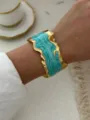 Eleganter breiter vergoldeter Armreif mit türkisfarbenem Emaille und Wellentextur - See-Blau Welle Goldrand Armreif