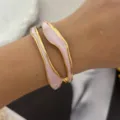 Elegantes goldfarbenes Armreif-Set mit rosa Marmor-Emaille-Inlay, Ozean-Stil Design - Unregelmäßiger Ring Rosa Stil