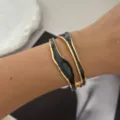 Elegantes Set aus schwarzen Emaille-Armreifen mit Goldrand im Ozeanwellen-Design. - Unregelmäßiger Ring Schwarz Stil