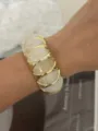 Elegante bracciale elastico largo dorato con inserti ovali in resina color crema chic - Bracciale Elastico con Motivo Marmo Oro (Marmo Oro) / bianco crema