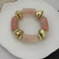 Handgemaakte chunky armband met roze harskralen en goudkleurige accenten - Roze