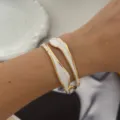 Elegantes weißes Emaille-Wellenarmreif-Set in Gold für einen modernen und schicken Look - Unregelmäßiger Ring Weiß Stil