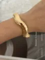 Bracciale a polsino dorato ondulato con finitura martellata per donna - Bracciale Largo Martellato Ondulato Irregolare (4215) / Oro