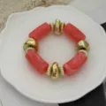 Ins stijl kralenarmband met koraalroze gemarmerde hars en goudkleurige tussenstukken - Rood Oranje Stijl